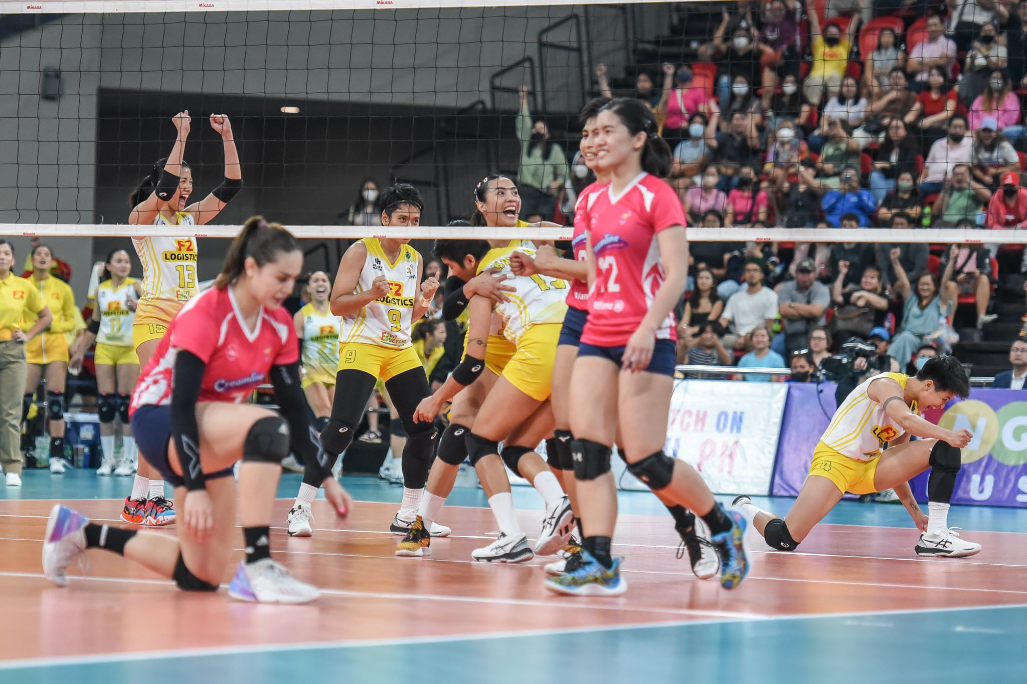 Creamline sweeps F2 Logistics, clinches finals ticket